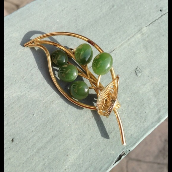 Jade Like Green Stone Vintage Leaf Pin - Picture 5 of 5